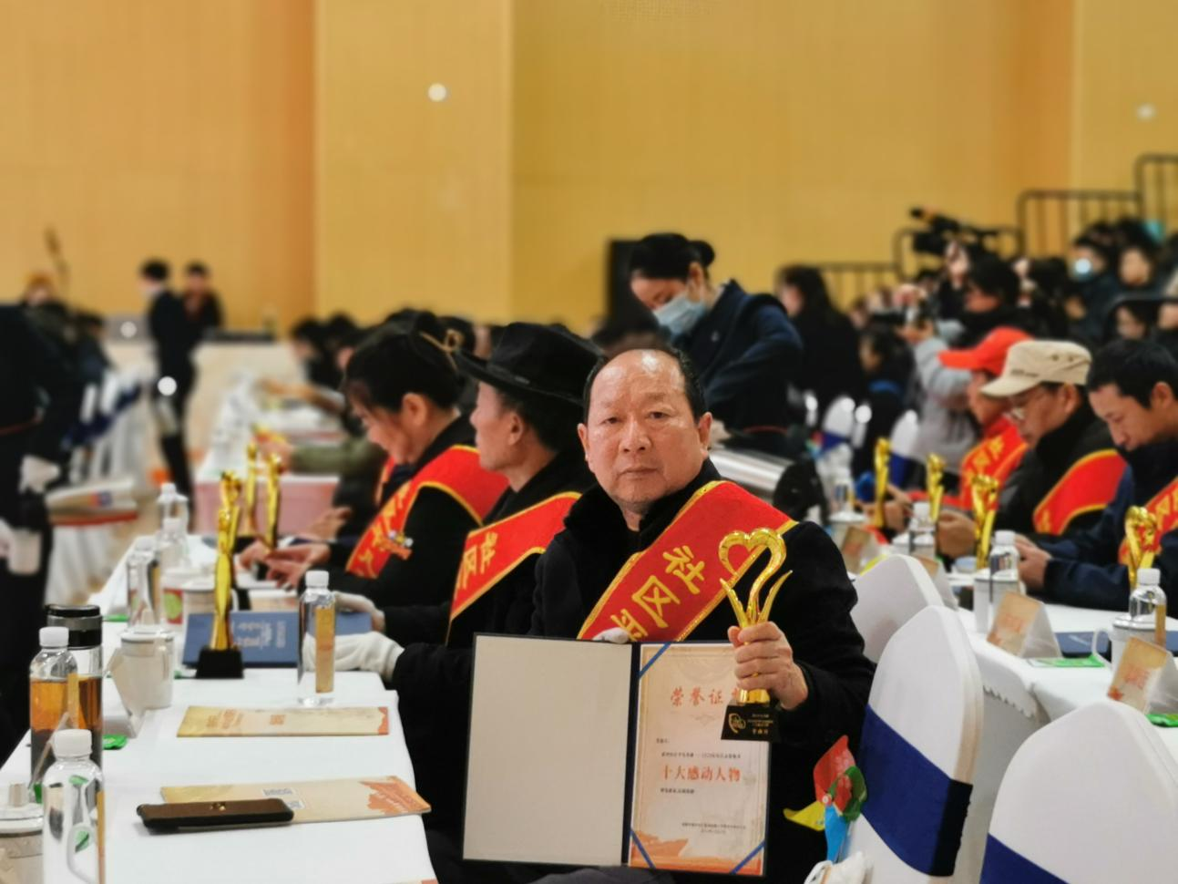 开元社区“老木匠”用残缺双手“修补”精彩人生14年免费为邻里维修家具近3000件