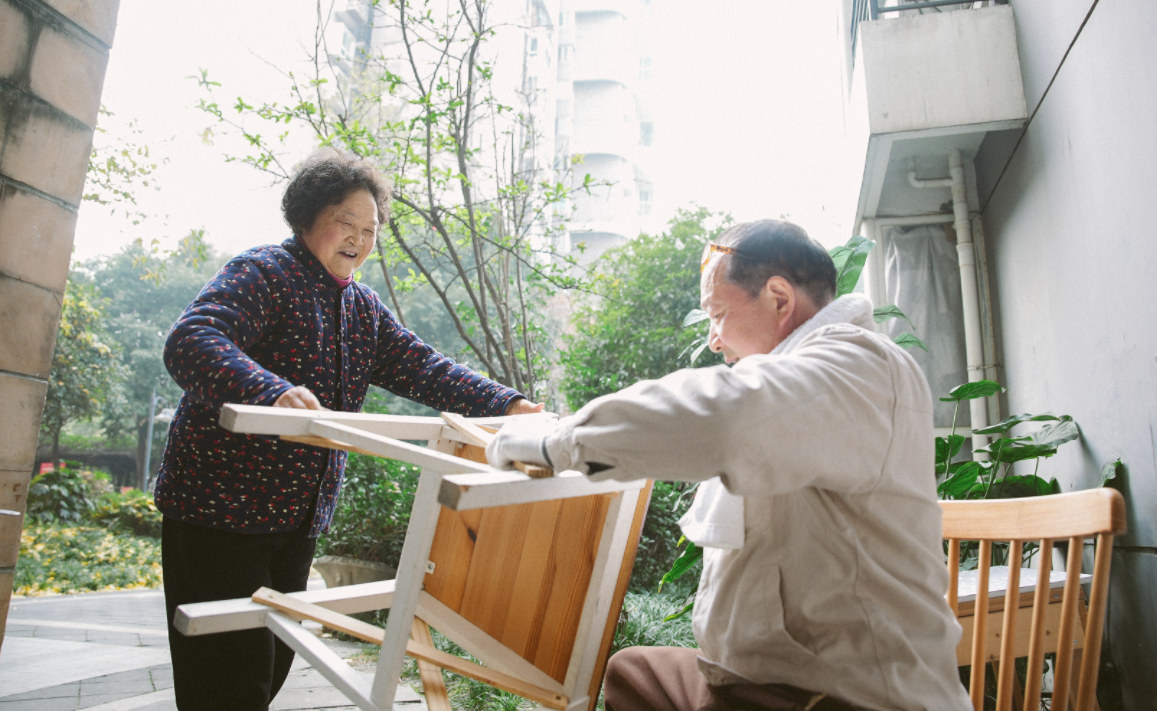 开元社区“老木匠”用残缺双手“修补”精彩人生14年免费为邻里维修家具近3000件(图2)