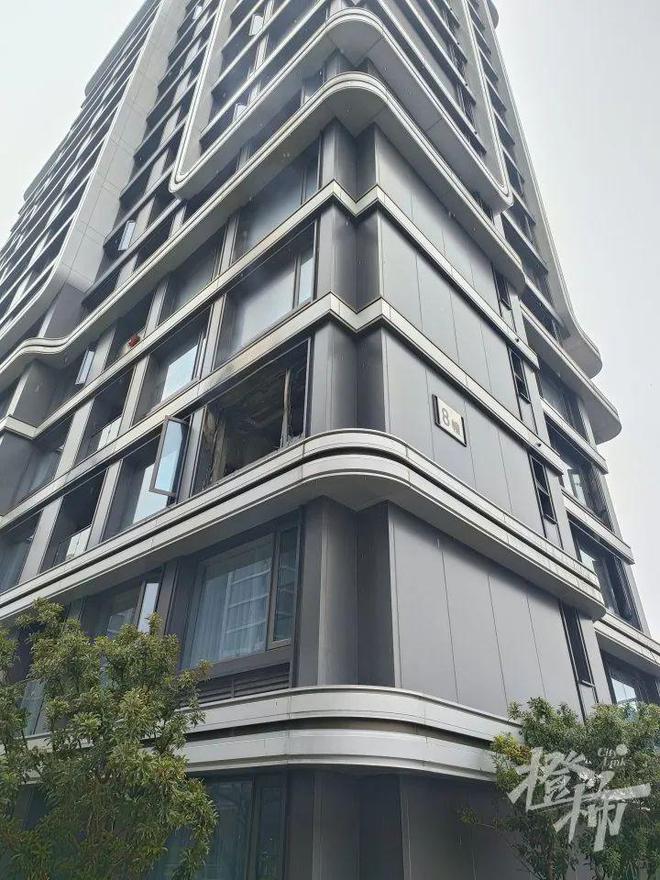 开元杭州一小区突发着火玻璃瞬间炸掉……住户出门前忘记关“它”(图2)