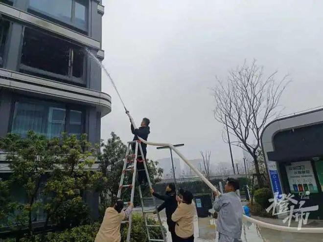 开元杭州一小区突发着火玻璃瞬间炸掉……住户出门前忘记关“它”(图3)