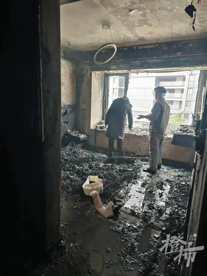 开元杭州一小区突发着火玻璃瞬间炸掉……住户出门前忘记关“它”(图4)